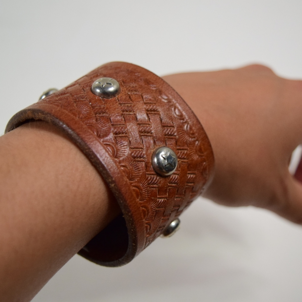 WESTERN LEATHER AND STAR BUTTONED BRACELET 🤠